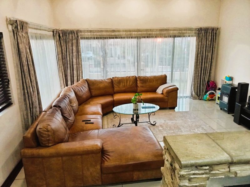 Luxurious family haven in Blue Valley Golf Estate - Photo 3
