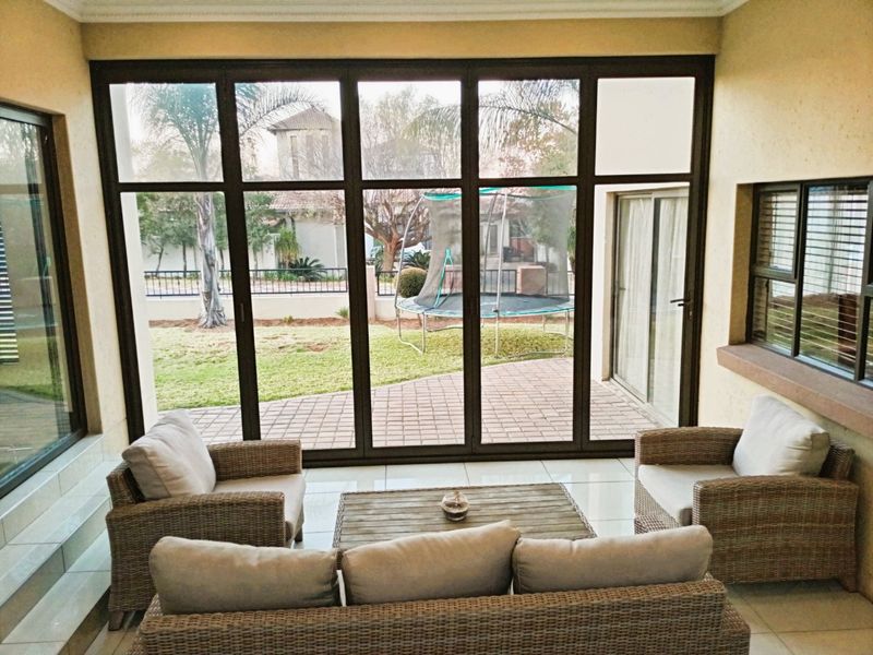 Luxurious family haven in Blue Valley Golf Estate - Photo 7