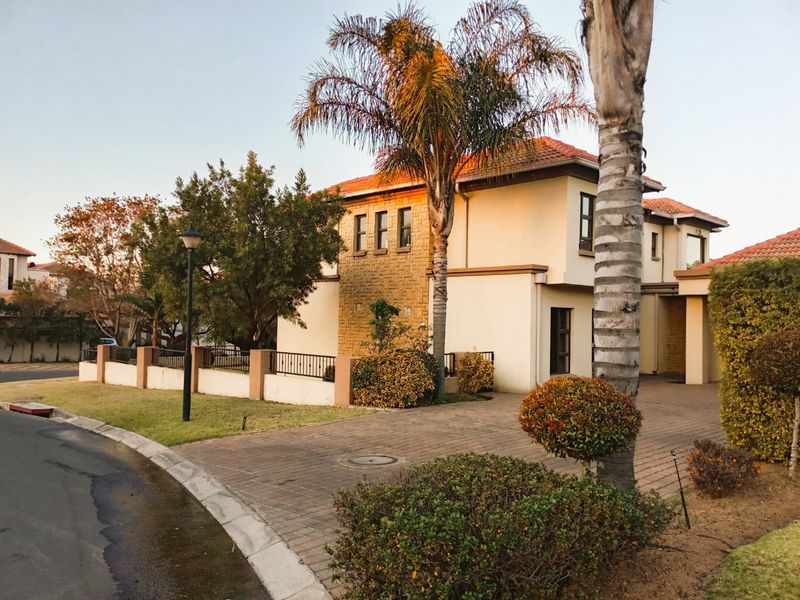 Luxurious family haven in Blue Valley Golf Estate - Photo 1