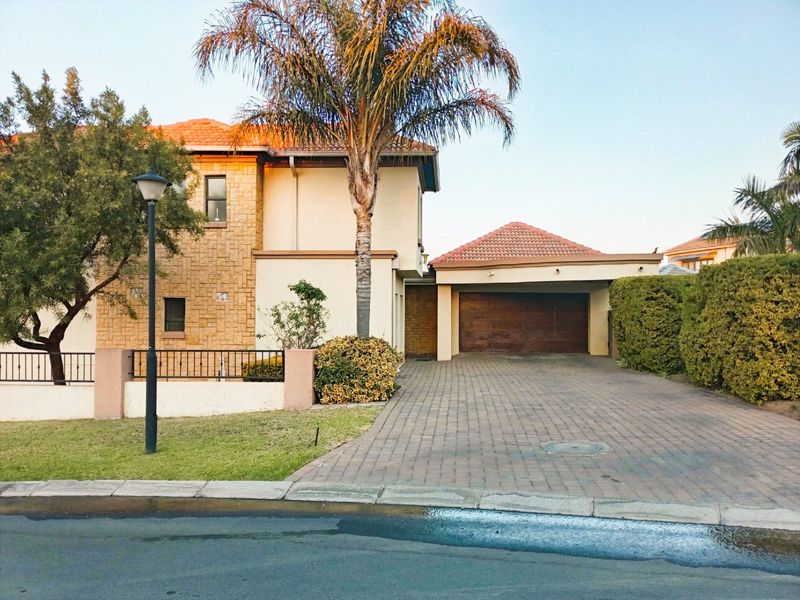 Luxurious family haven in Blue Valley Golf Estate - Photo 1
