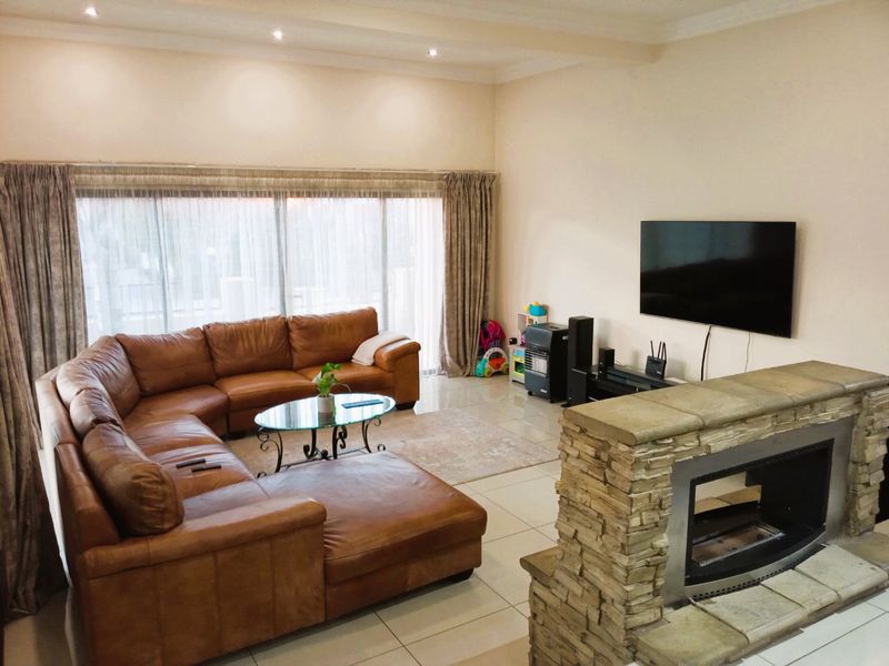 Luxurious family haven in Blue Valley Golf Estate - Photo 5
