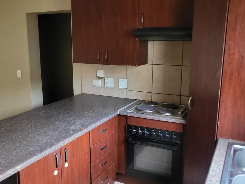 2 Bedroom Ground Floor Apartment To Rent in North Riding - Photo 4
