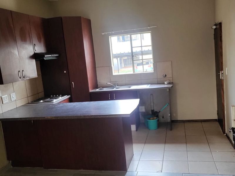 2 Bedroom Ground Floor Apartment To Rent in North Riding - Photo 3