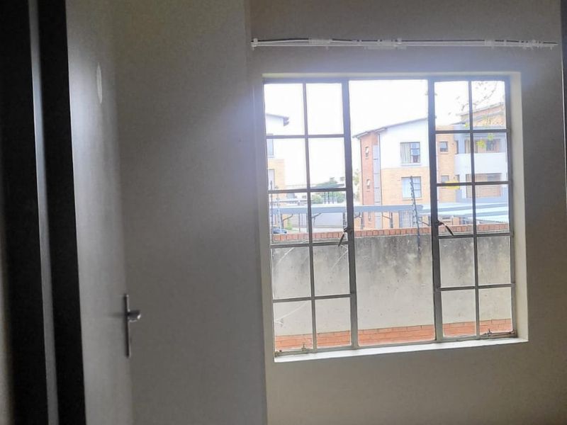 2 Bedroom Ground Floor Apartment To Rent in North Riding - Photo 8