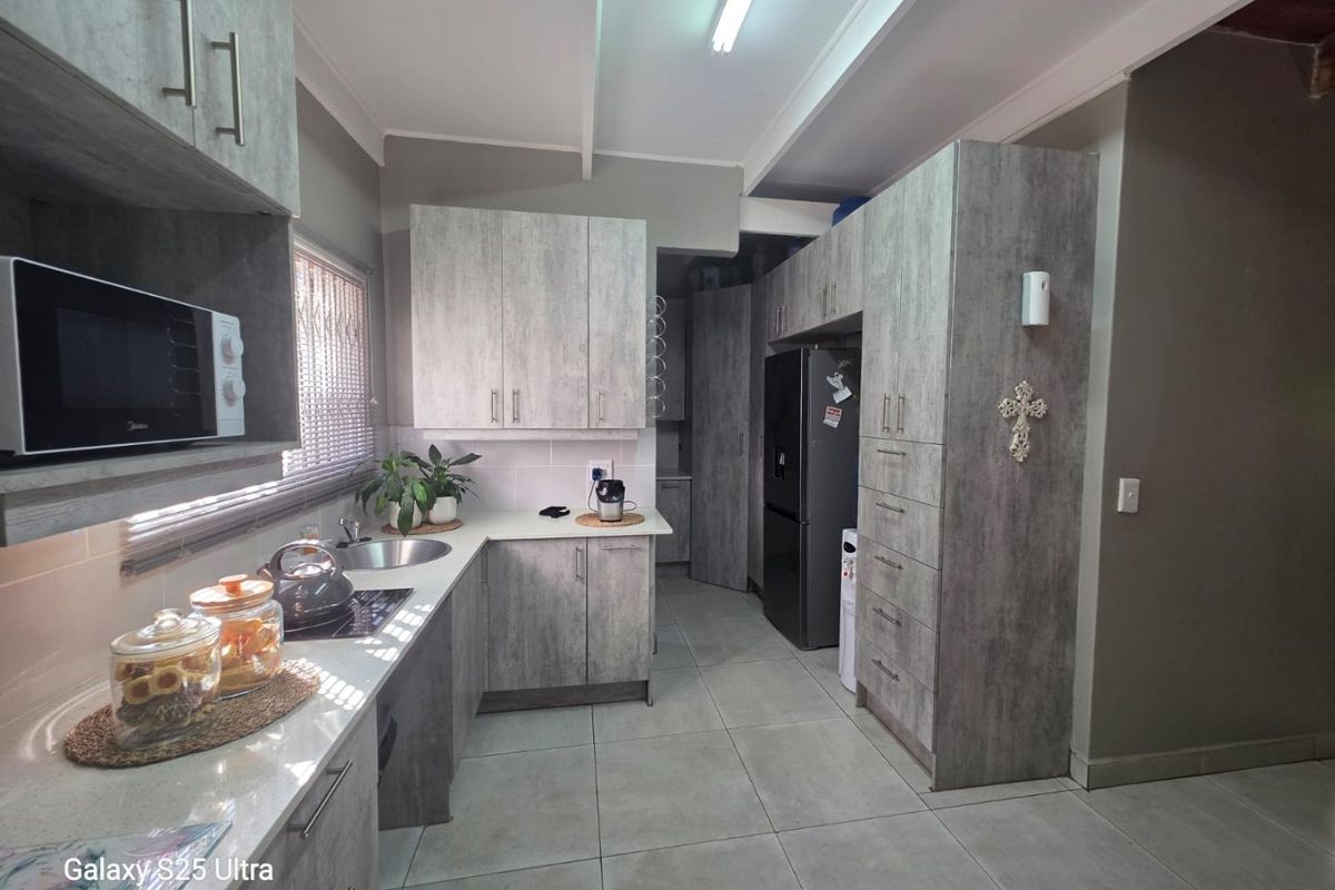 Spacious 3 bed house in Wonderboom with solar and fibre - Photo 3