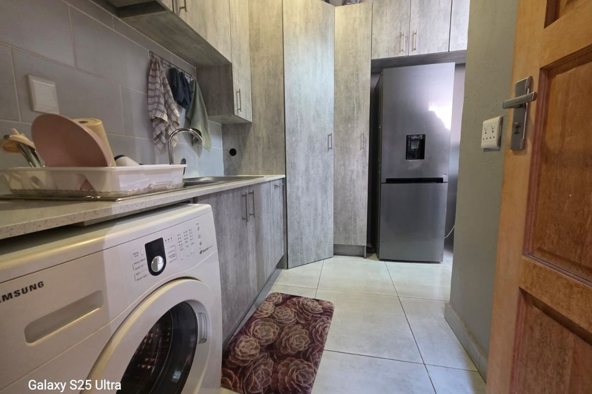 Spacious 3 bed house in Wonderboom with solar and fibre - Photo 4