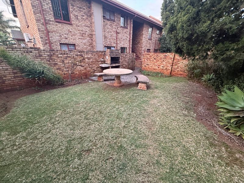First Floor Apartment with Garden! - Photo 5