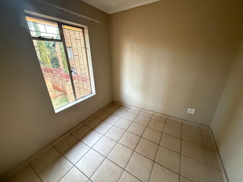 First Floor Apartment with Garden! - Photo 10