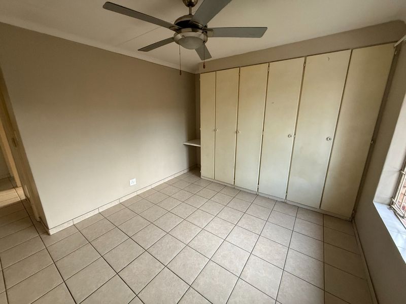 First Floor Apartment with Garden! - Photo 7