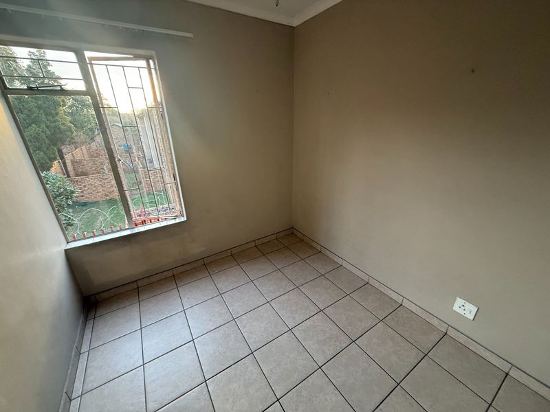 First Floor Apartment with Garden! - Photo 8