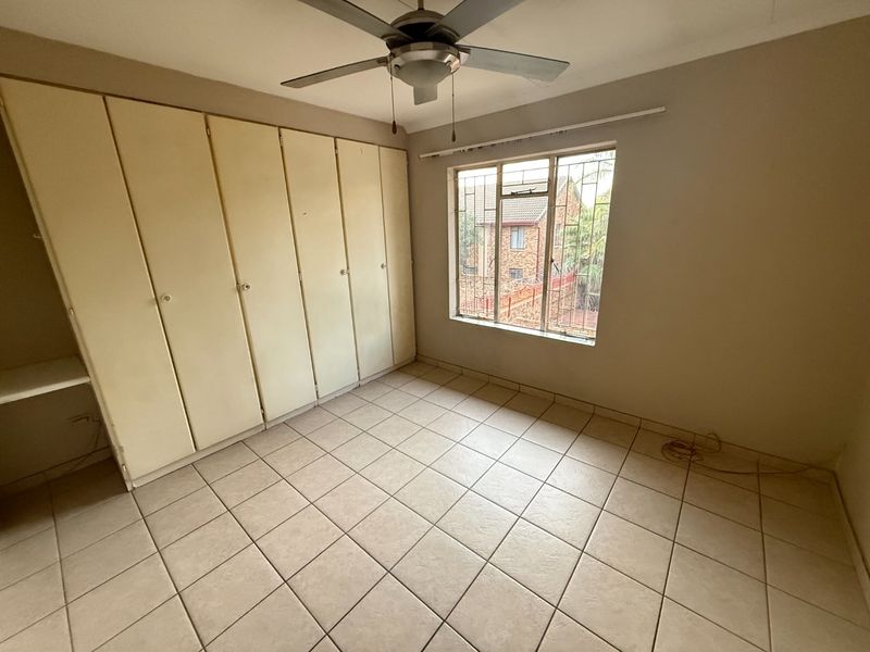 First Floor Apartment with Garden! - Photo 6