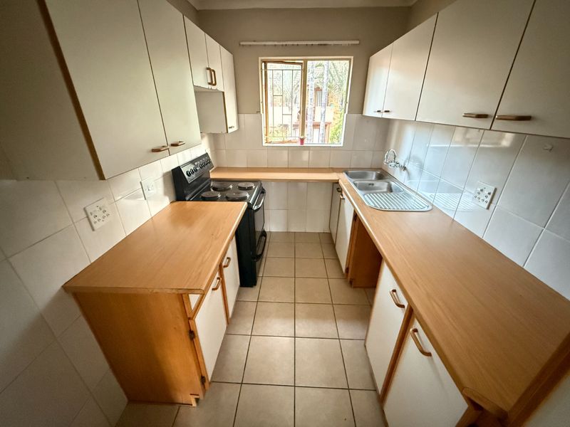 First Floor Apartment with Garden! - Photo 3