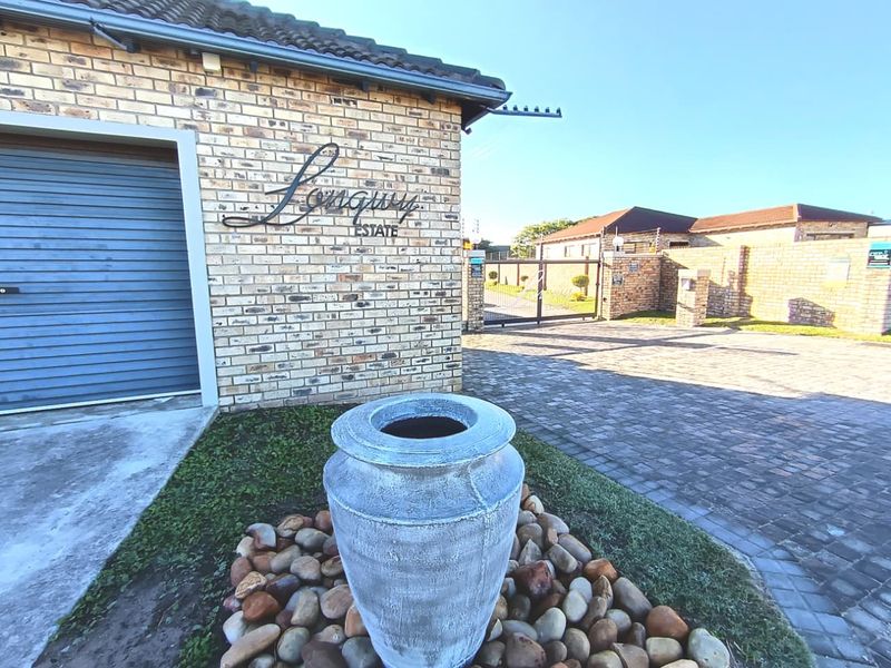 Neat 3 Bedroom Freehold Home in a Sought After Estate - Photo 1