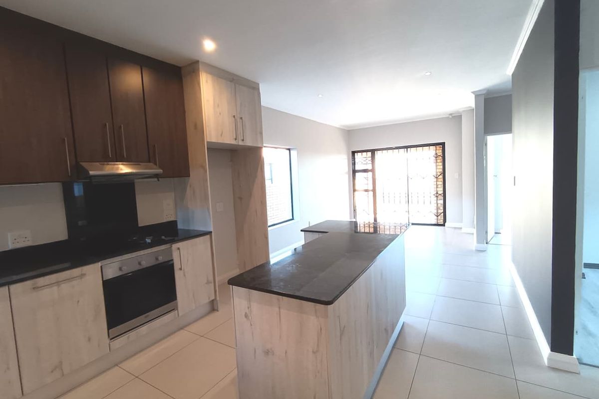 Neat 3 Bedroom Freehold Home in a Sought After Estate - Photo 3