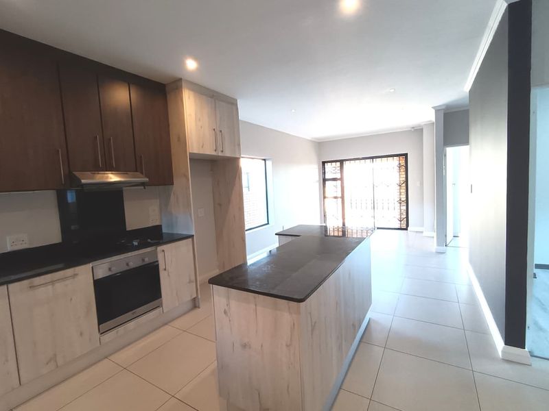 Neat 3 Bedroom Freehold Home in a Sought After Estate - Photo 3