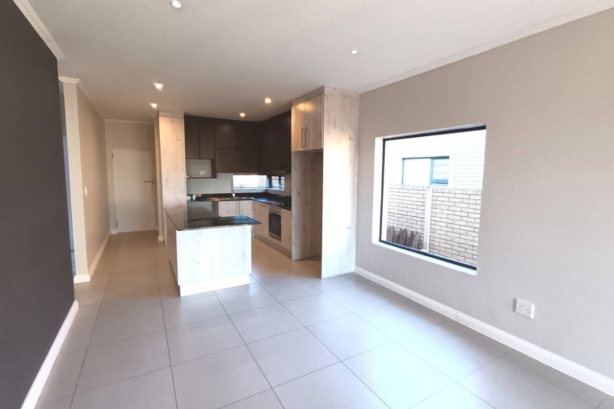 Neat 3 Bedroom Freehold Home in a Sought After Estate - Photo 5
