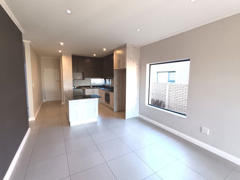 Neat 3 Bedroom Freehold Home in a Sought After Estate - Photo 5