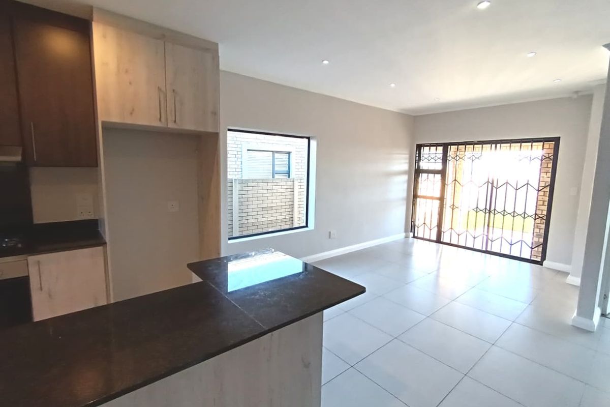 Neat 3 Bedroom Freehold Home in a Sought After Estate - Photo 2