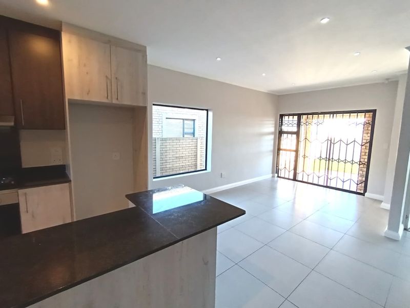 Neat 3 Bedroom Freehold Home in a Sought After Estate - Photo 2
