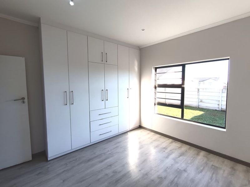 Neat 3 Bedroom Freehold Home in a Sought After Estate - Photo 10
