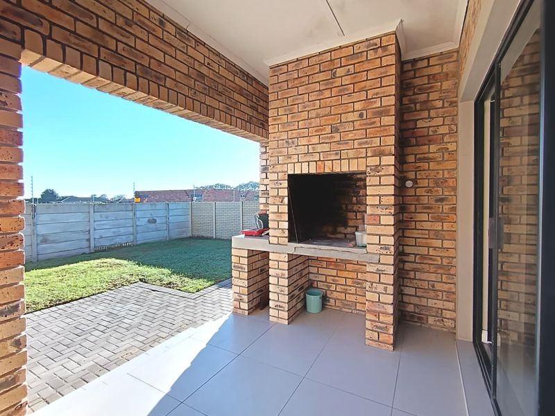 Neat 3 Bedroom Freehold Home in a Sought After Estate - Photo 9