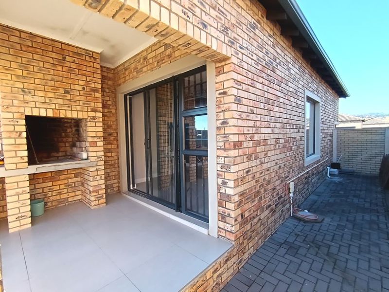 Neat 3 Bedroom Freehold Home in a Sought After Estate - Photo 8