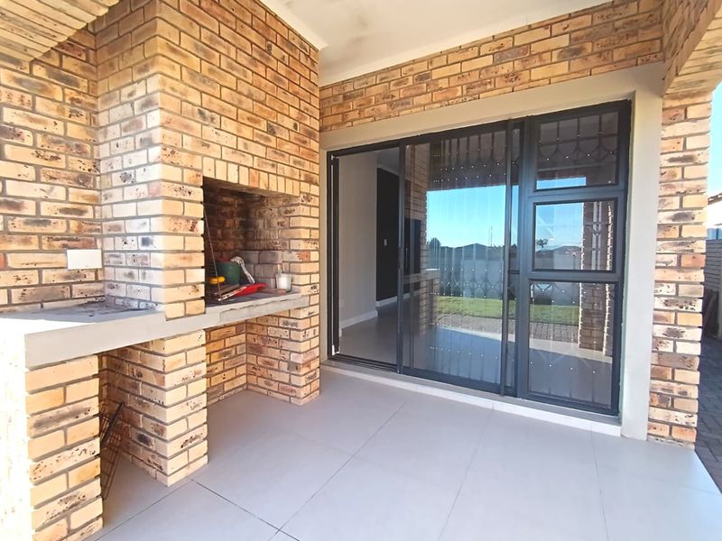 Neat 3 Bedroom Freehold Home in a Sought After Estate - Photo 7