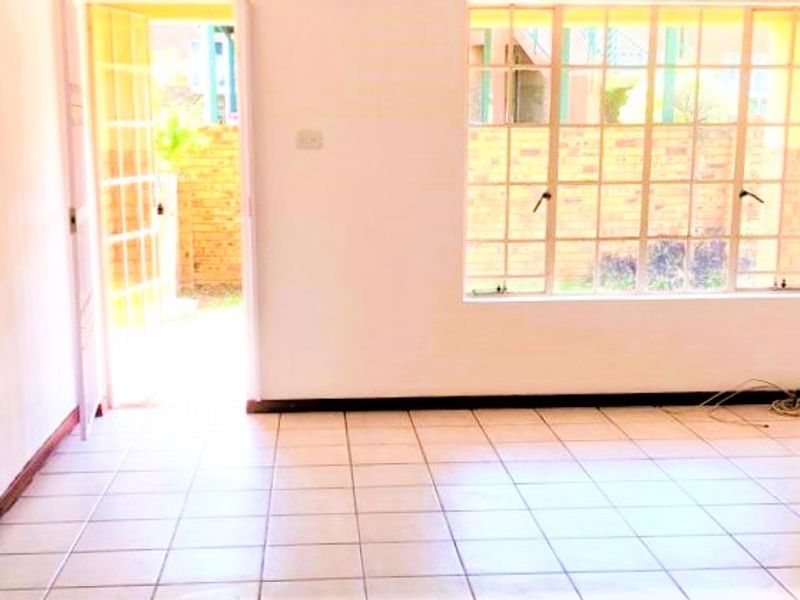 Spacious 3-Bedroom Townhouse to Rent in Elarduspark, Pretoria - Photo 8
