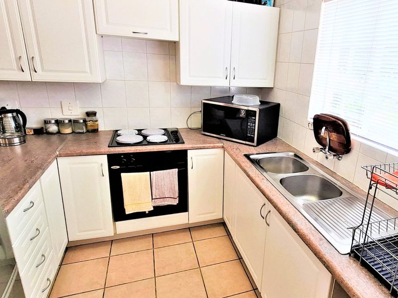 Spacious 3-Bedroom Townhouse to Rent in Elarduspark, Pretoria - Photo 9
