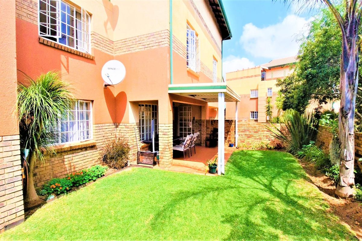 Spacious 3-Bedroom Townhouse to Rent in Elarduspark, Pretoria - Photo 3