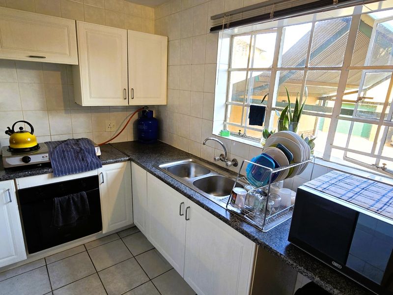 Spacious 3-Bedroom Townhouse to Rent in Elarduspark, Pretoria - Photo 10