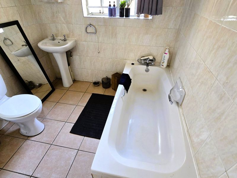 Spacious 3-Bedroom Townhouse to Rent in Elarduspark, Pretoria - Photo 8