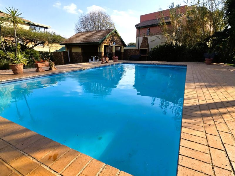 Spacious 3-Bedroom Townhouse to Rent in Elarduspark, Pretoria - Photo 3