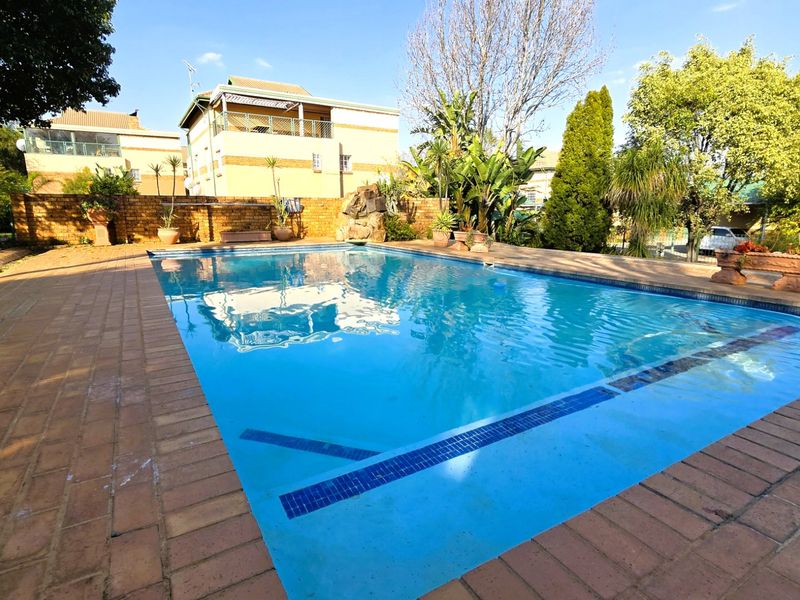 Spacious 3-Bedroom Townhouse to Rent in Elarduspark, Pretoria - Photo 1