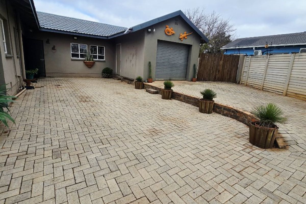 Spacious Family Home with Flatlet, Heated Pool & Entertainment Area in Orkney - Photo 2