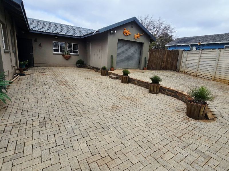 Spacious Family Home with Flatlet, Heated Pool & Entertainment Area in Orkney - Photo 2