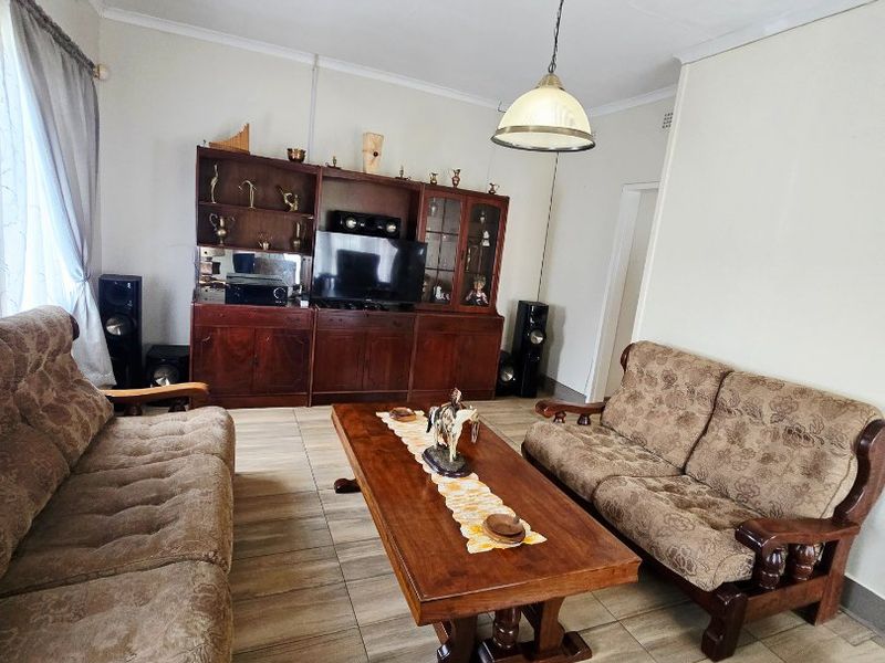 Spacious Family Home with Flatlet, Heated Pool & Entertainment Area in Orkney - Photo 5