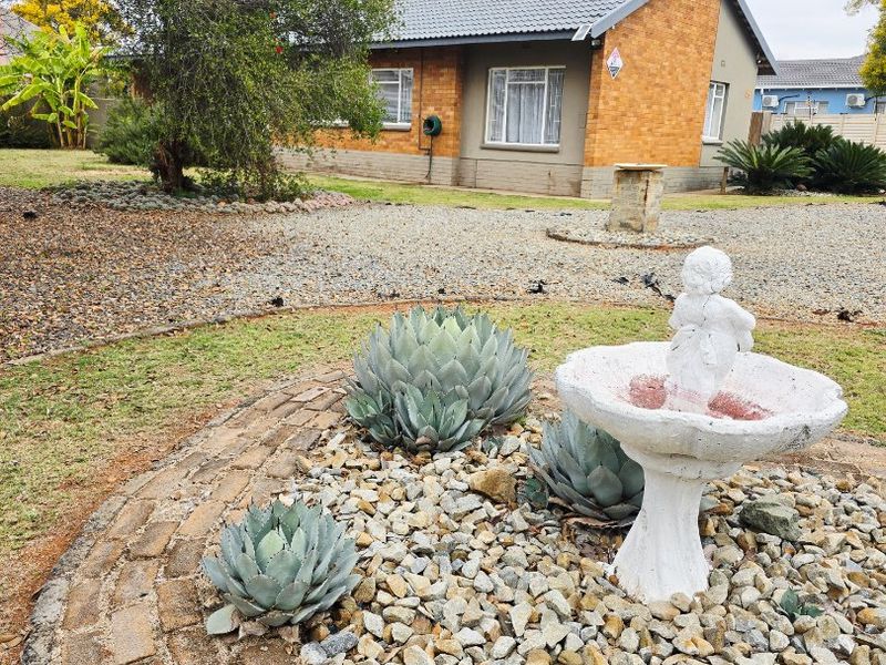 Spacious Family Home with Flatlet, Heated Pool & Entertainment Area in Orkney - Photo 1