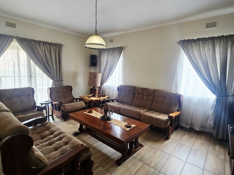 Spacious Family Home with Flatlet, Heated Pool & Entertainment Area in Orkney - Photo 3
