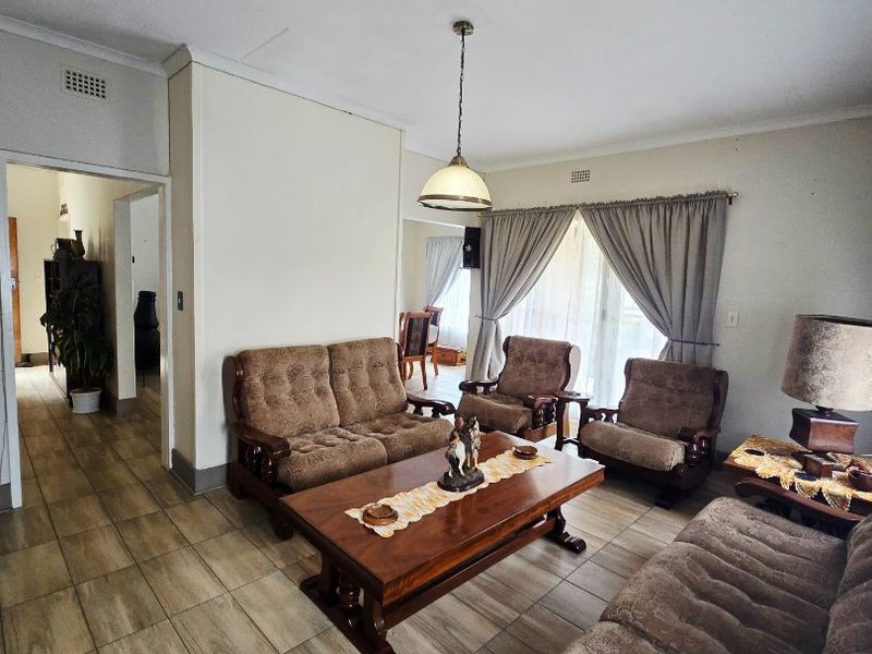 Spacious Family Home with Flatlet, Heated Pool & Entertainment Area in Orkney - Photo 4