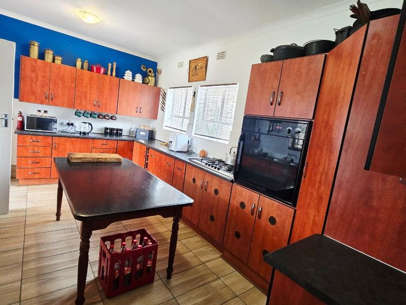 Spacious Family Home with Flatlet, Heated Pool & Entertainment Area in Orkney - Photo 9