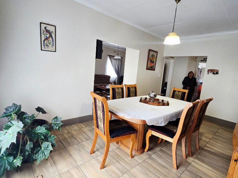 Spacious Family Home with Flatlet, Heated Pool & Entertainment Area in Orkney - Photo 8