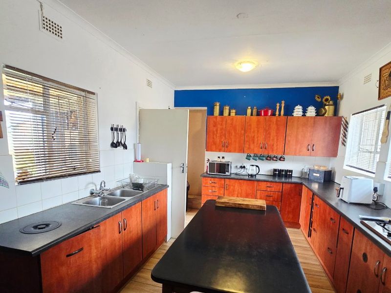 Spacious Family Home with Flatlet, Heated Pool & Entertainment Area in Orkney - Photo 10