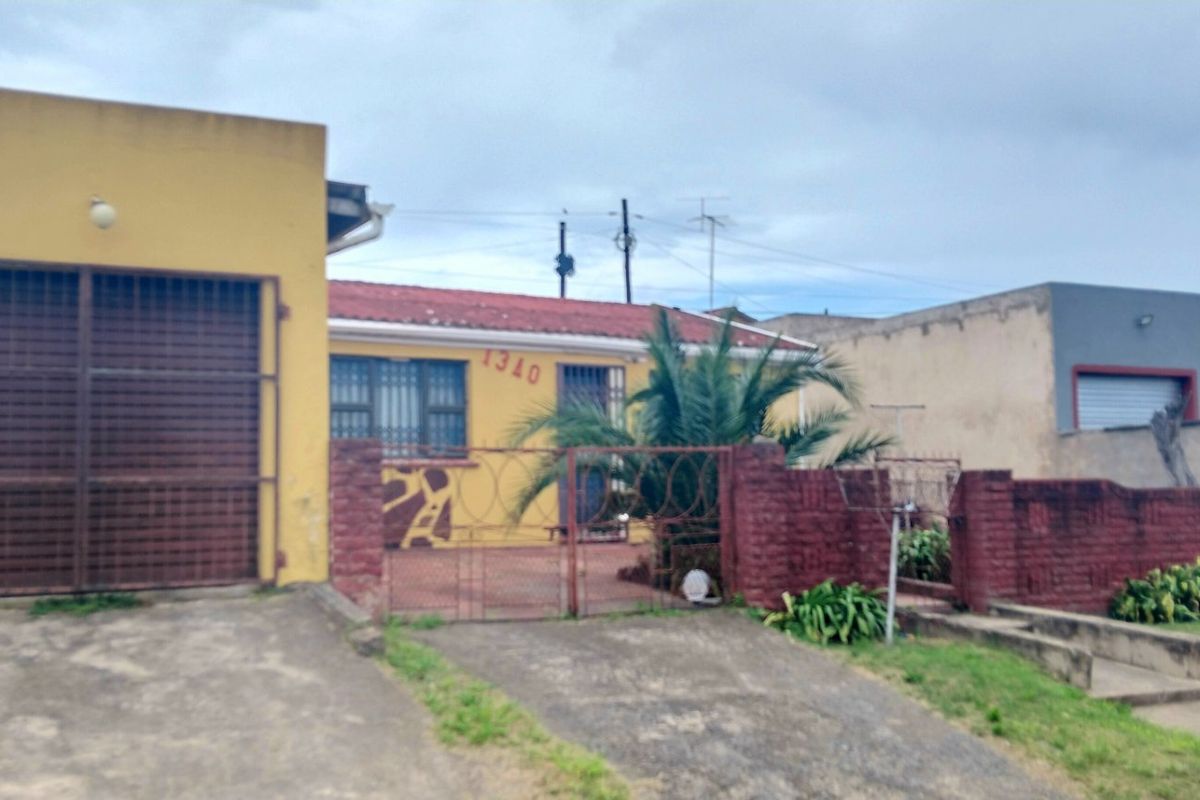 Family Home & Investment in One – 2 Bedroom House with 3 Flats in Mdantsane - Photo 4