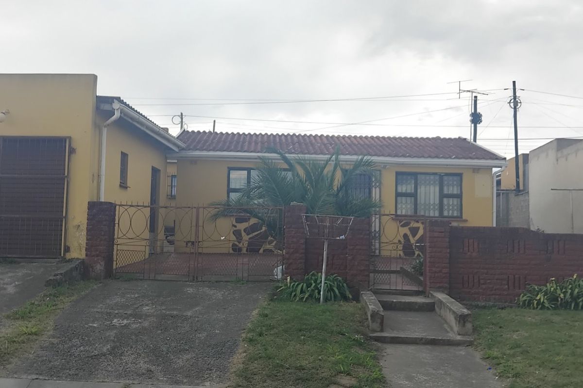 Family Home & Investment in One – 2 Bedroom House with 3 Flats in Mdantsane - Photo 5