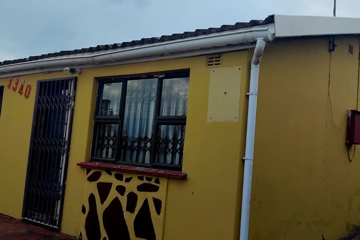 Family Home & Investment in One – 2 Bedroom House with 3 Flats in Mdantsane - Photo 2