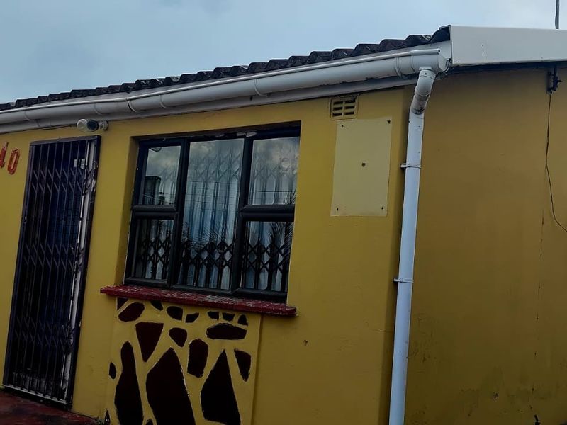 Family Home & Investment in One – 2 Bedroom House with 3 Flats in Mdantsane - Photo 2