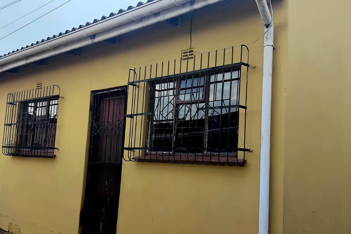 Family Home & Investment in One – 2 Bedroom House with 3 Flats in Mdantsane - Photo 3