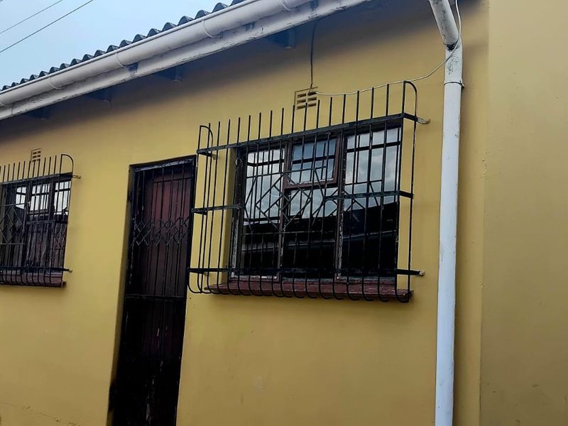 Family Home & Investment in One – 2 Bedroom House with 3 Flats in Mdantsane - Photo 3