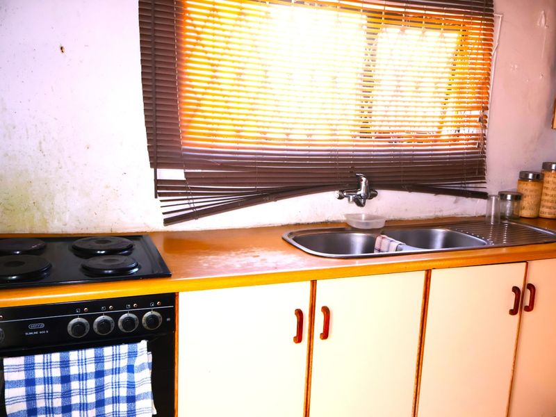 Family Home & Investment in One – 2 Bedroom House with 3 Flats in Mdantsane nu 6 - Photo 9